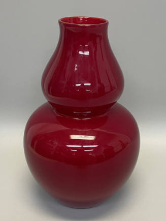 Vase with applied collar